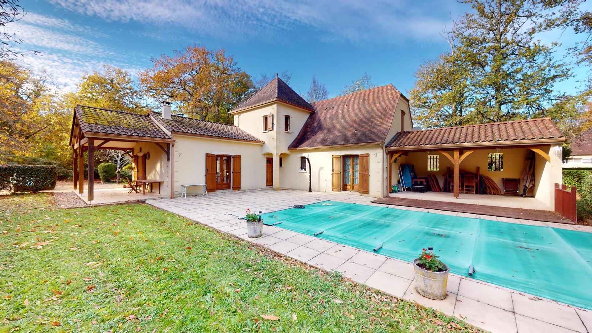 En Périgord noir, Superbe maison périgourdine avec piscine dans le secteur de Montignac-Lascaux.