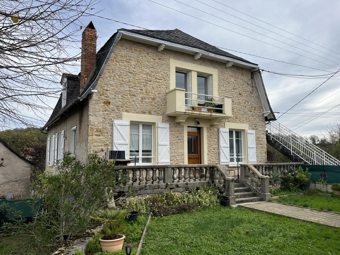 En Périgord Noir, sur les hauteurs, dans un hameau calme, maison sur trois niveaux développant plus de 200 m² habitables, en 3 logements.