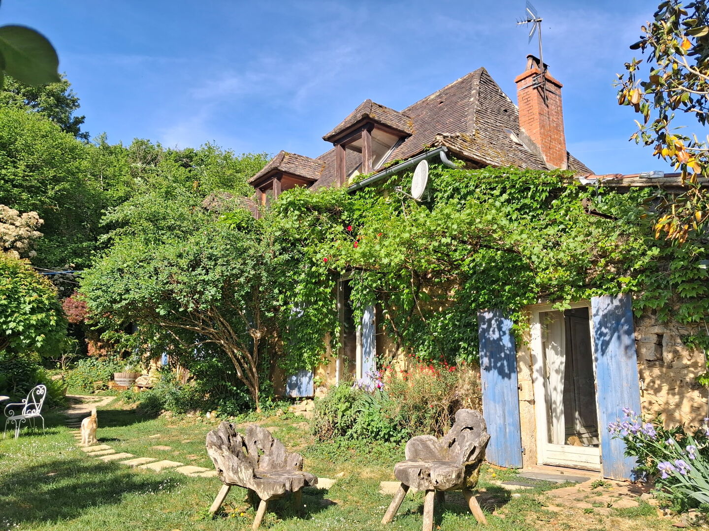 En Périgord Noir, en campagne, à 10 minutes de tous les commerces et écoles, propriété de charme sur plus de 2 hectares comprenant une maison d'artiste, une grange aménagée façon 