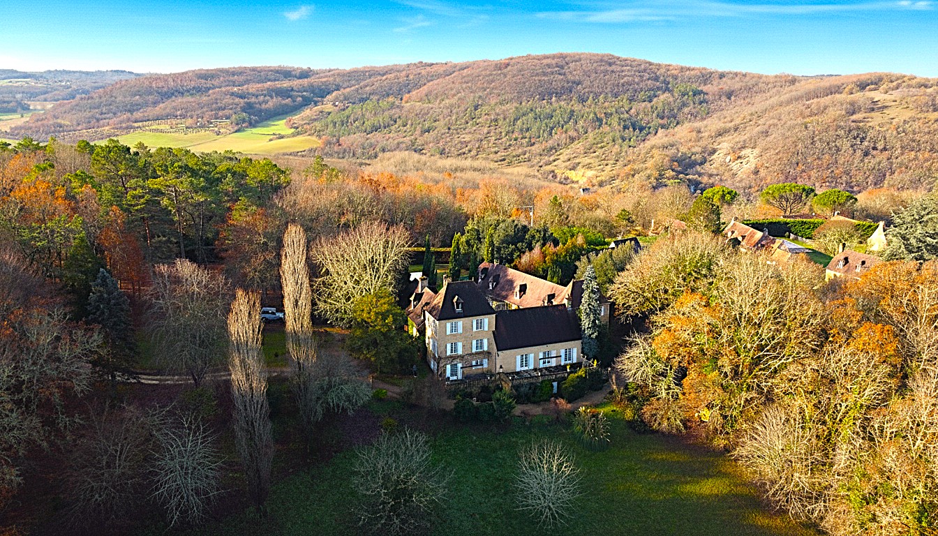 Magnifique PROPRIETE rénovée, offrant 550 m2 habitables, en plein coeur du Périgord Noir. Terrain de 20 hectares.