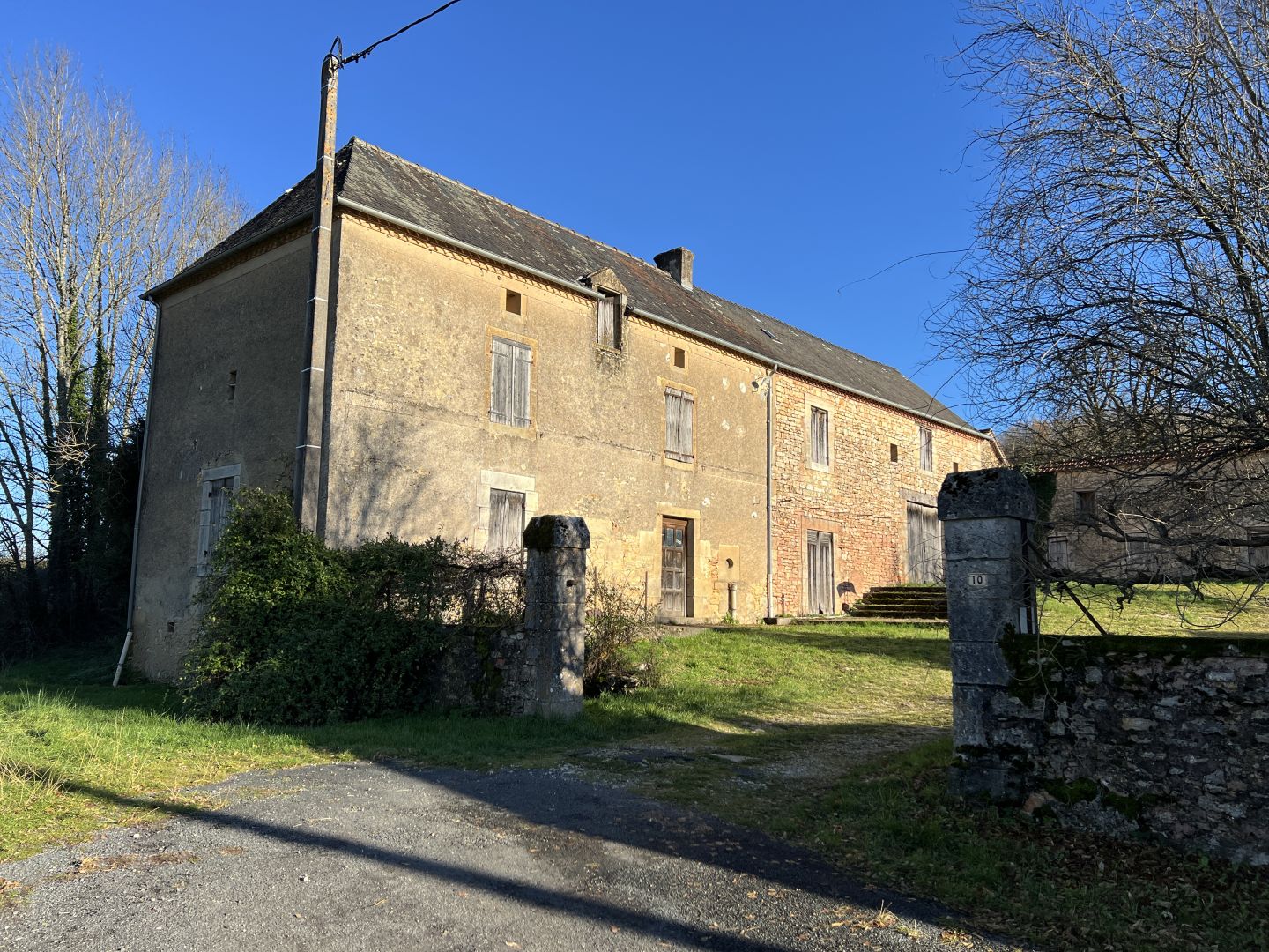 En Périgord noir, à 15 minutes d'Hautefort, magnifique corps de ferme à rénover sur 14.5 ha. 