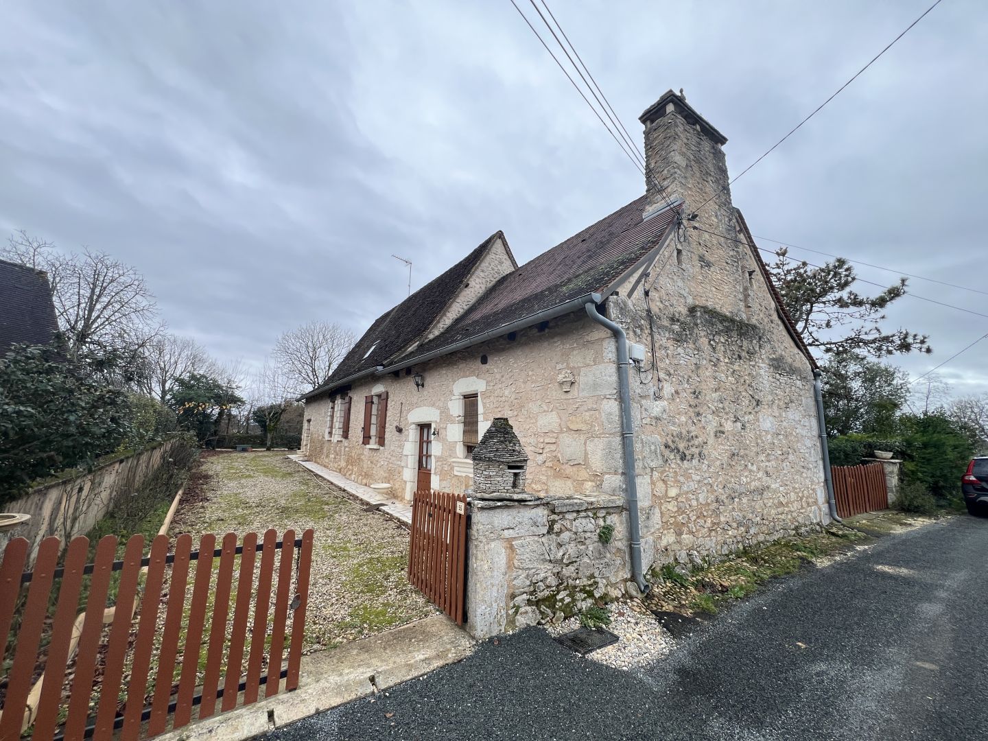 En Périgord Noir, à 5 mn de THENON et 15 minutes de Montignac, maison périgourdine de caractère en pierre dans un petit hameau typique et calme.