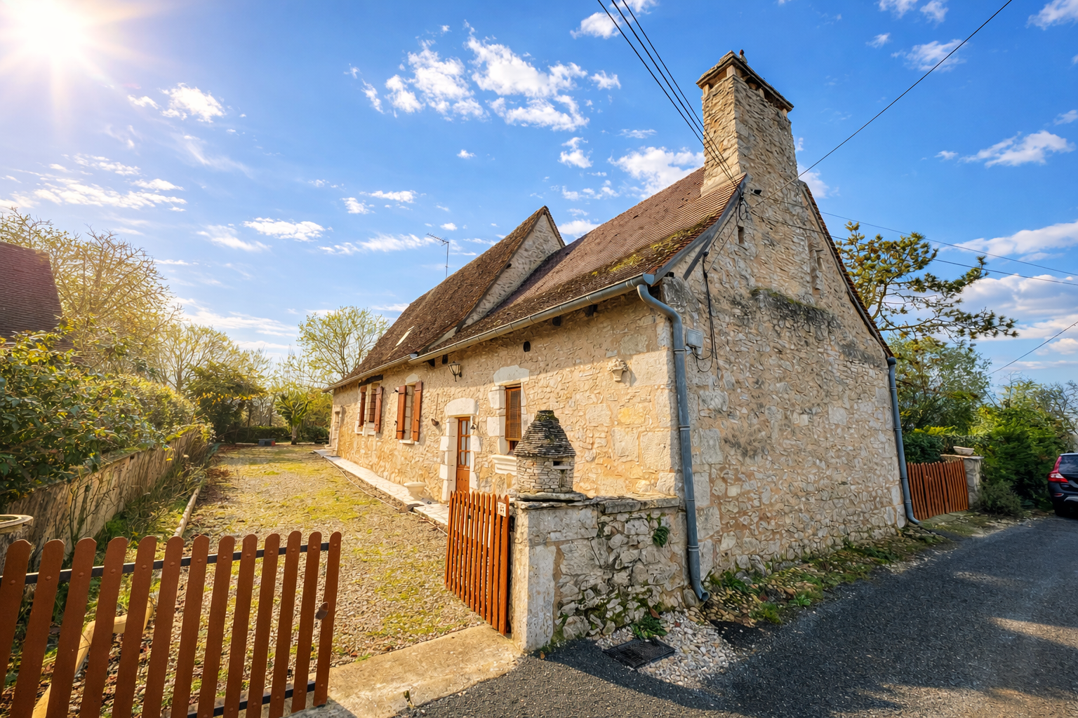 En Périgord Noir, à 5 mn de THENON et 15 minutes de Montignac, maison périgourdine de caractère en pierre dans un petit hameau typique et calme.