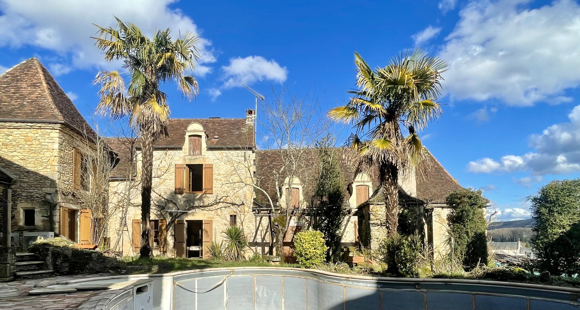 Unique à Montignac-Lascaux, maison ancienne avec piscine, dépendance (maison d’ami ou gîte à finir de restaurer), et un vrai jardin avec une vue imprenable sur le village et la rivière.