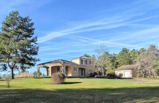 En Périgord Noir, Maison contemporaine avec piscine et superbe terrain arboré dans un environnement calme et tranquille. 