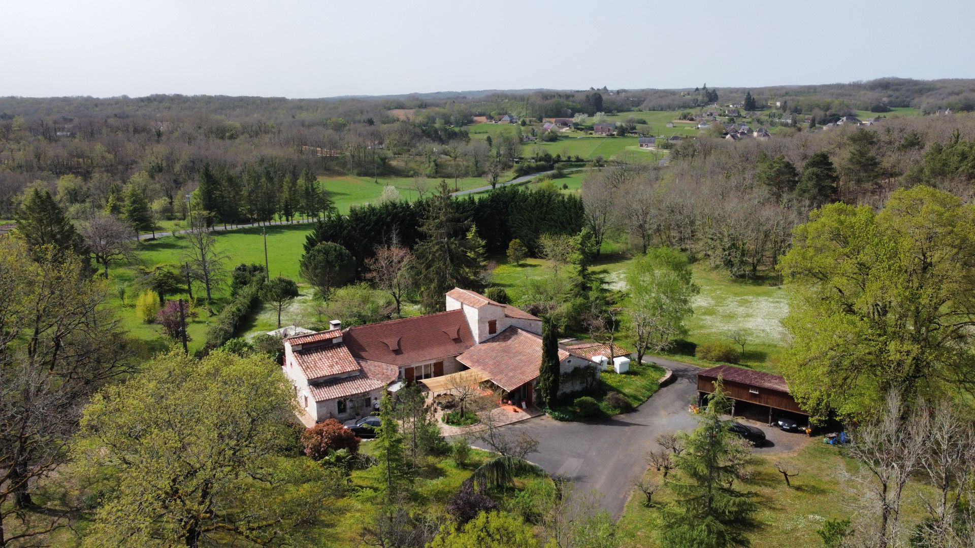 Entre Martel, Brive la Gaillarde et Souillac, Propriété sur un très beau terrain de 2.5 ha avec grande maison de plus de 240 m² habitables, et un atelier.