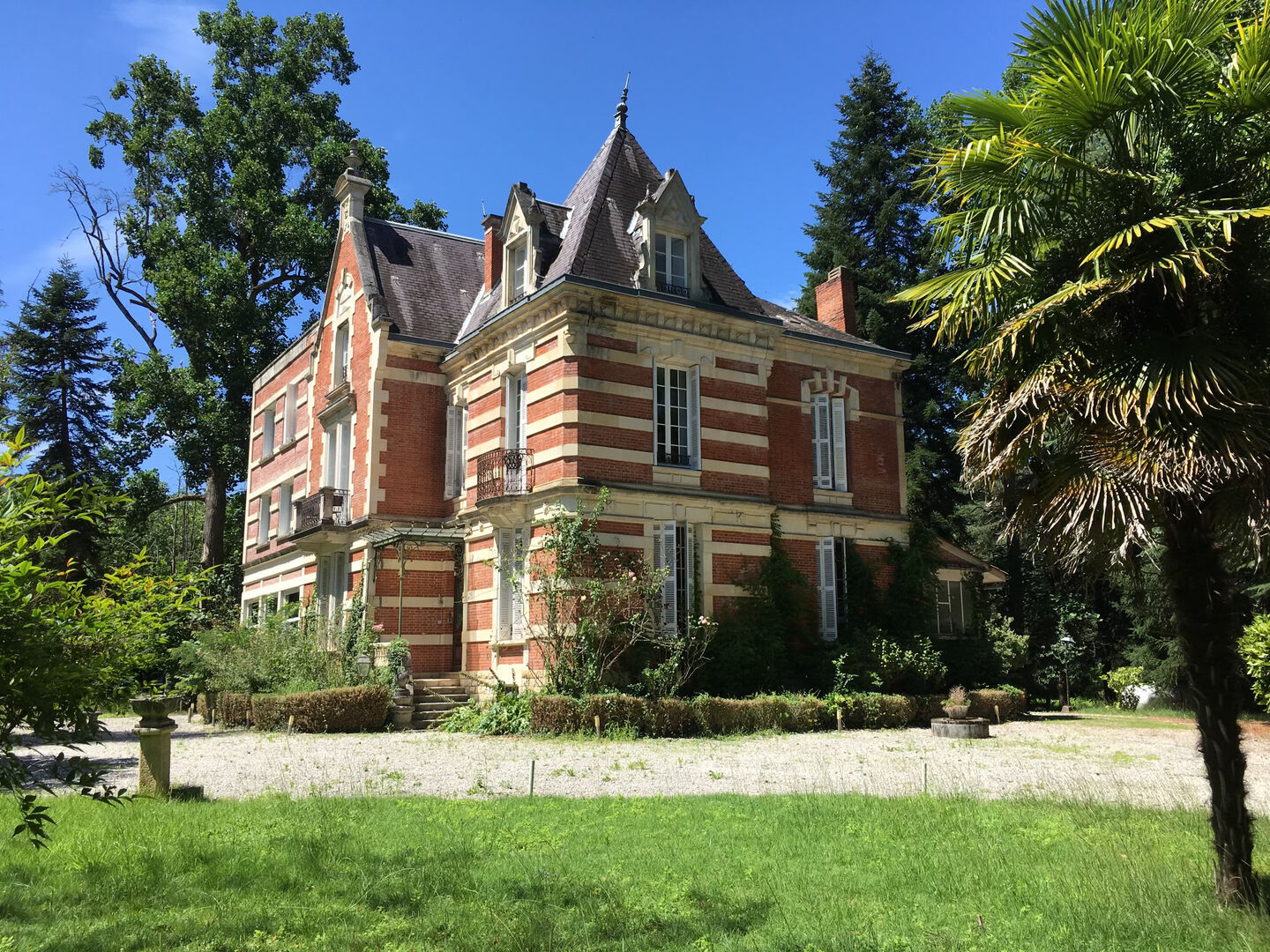 Aux portes du Périgord Noir, aux abords de Souillac en direction de Sarlat, au centre d'un magnifique parc de 3 hectares, belle demeure rénovée offrant plus de 500 m² habitables, avec piscine et dépendance.