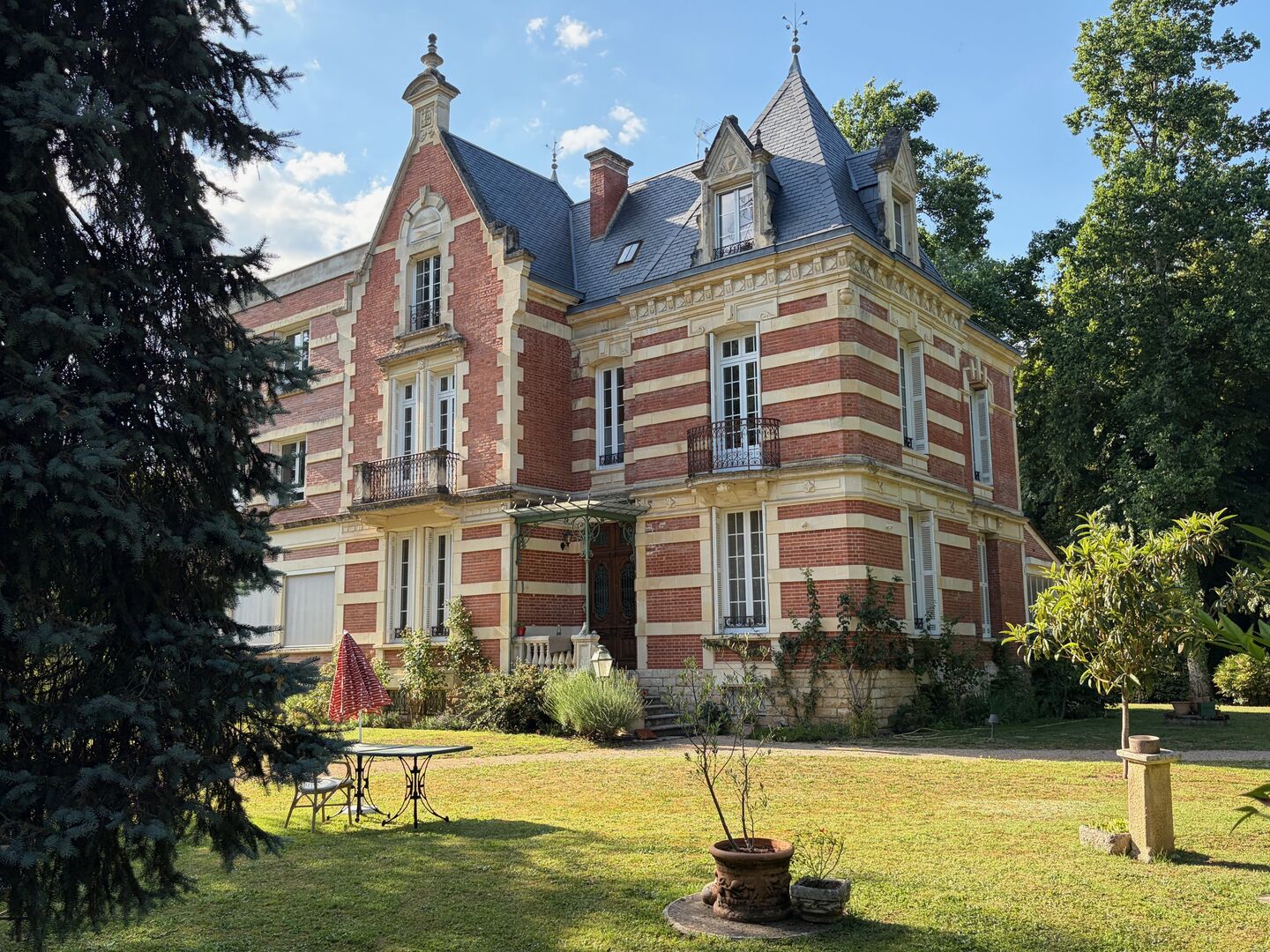 Aux portes du Périgord Noir, aux abords de Souillac en direction de Sarlat, au centre d'un magnifique parc de 3 hectares, belle demeure rénovée offrant plus de 500 m² habitables, avec piscine et dépendance.