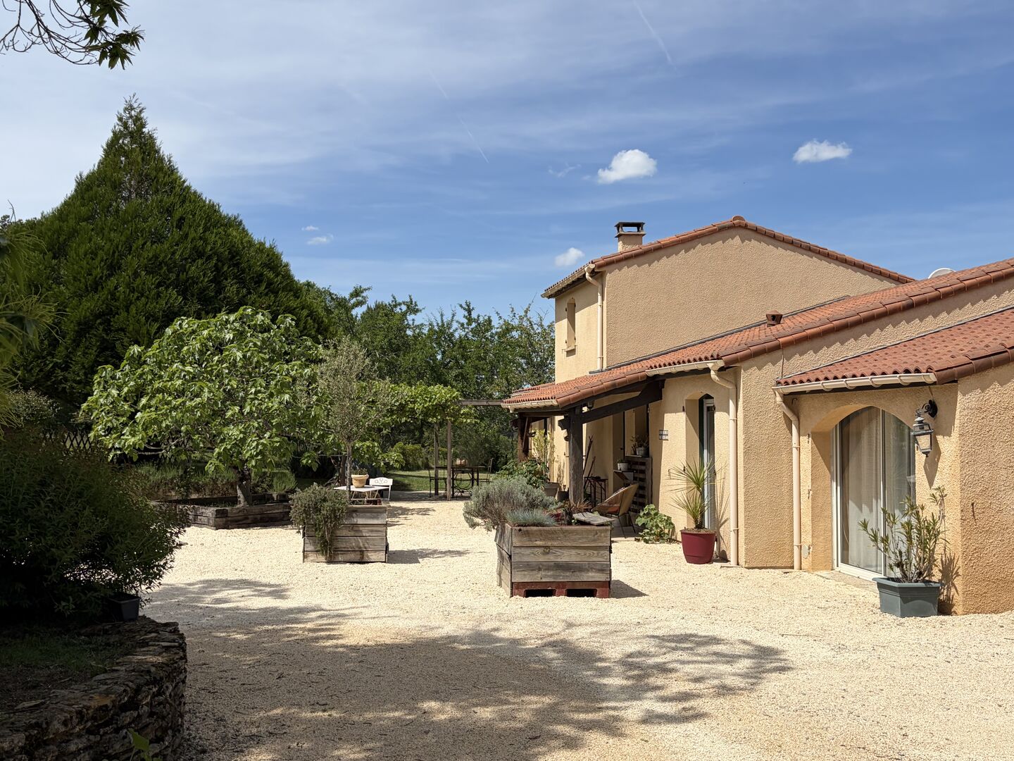 En Périgord Noir, maison sur 4000 m² de terrain, située à 5 minutes de Montignac-Lascaux en direction de Sarlat, sur les hauteurs, au calme en bout de hameau.