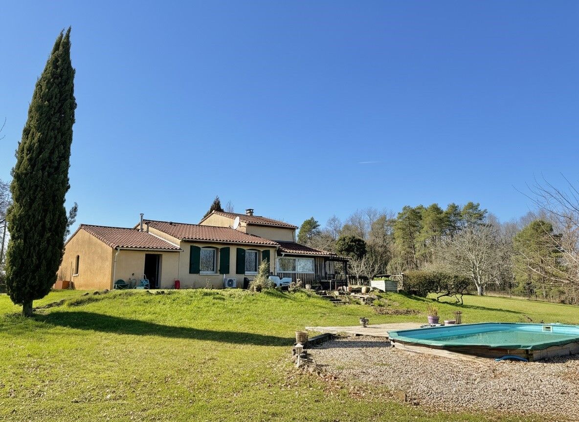 En Périgord Noir, maison sur 4000 m² de terrrain, située à 5 minutes de Montignac-Lascaux en direction de Sarlat, sur les hauteurs, au calme en bout de hameau.