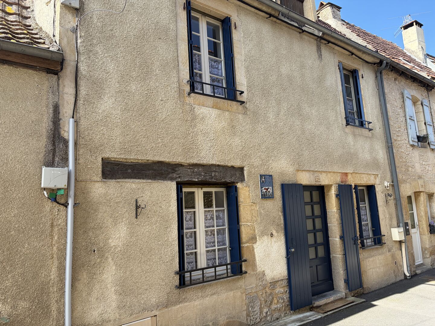 En plein coeur de Montignac-lascaux, maison ancienne récemment rénovée. 3 chambres, cour, garage. Proche commerces et écoles.
