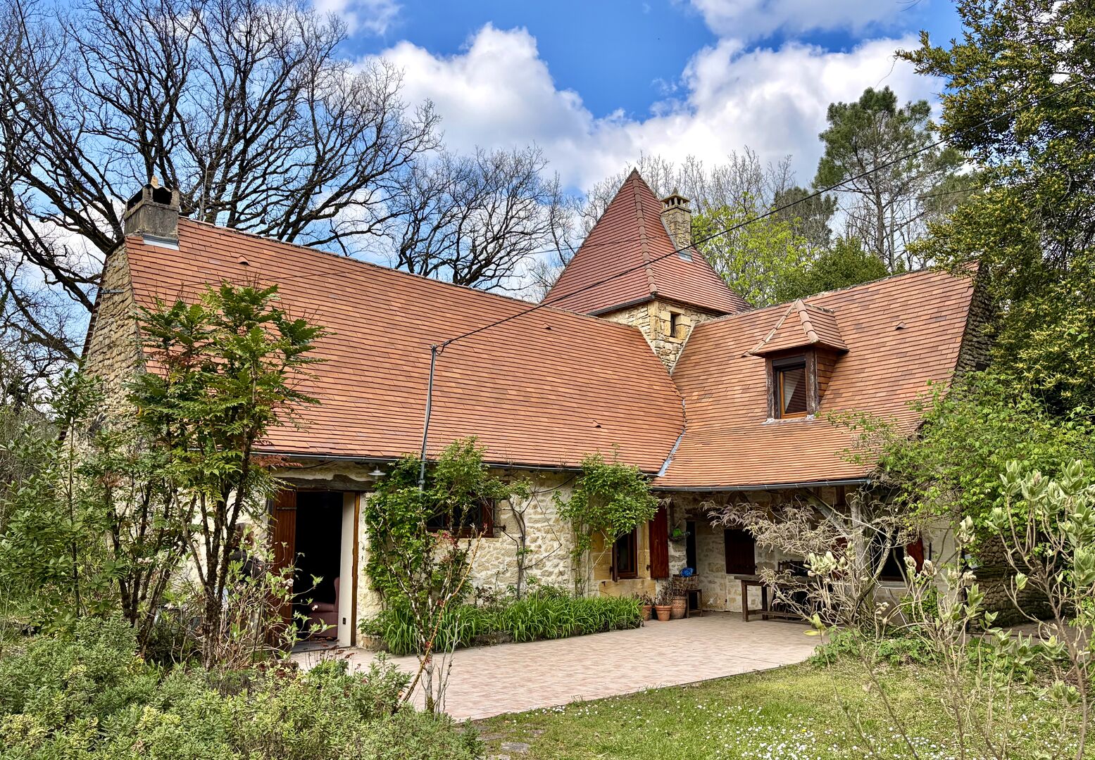 Superbe situation, calme, sur hauteurs et sans voisin visible pour cette petite propriété de caractère sur 2.8 ha avec jardin buccolique, clairière et forêt avec chênes centenaires.