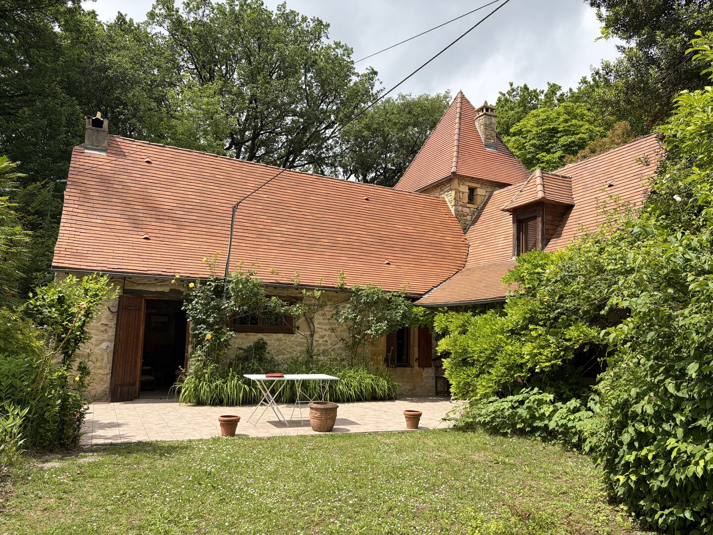 Superbe situation, calme, sur hauteurs et sans voisin visible pour cette petite propriété de caractère sur 2.8 ha avec jardin buccolique, clairière et forêt avec chênes centenaires.