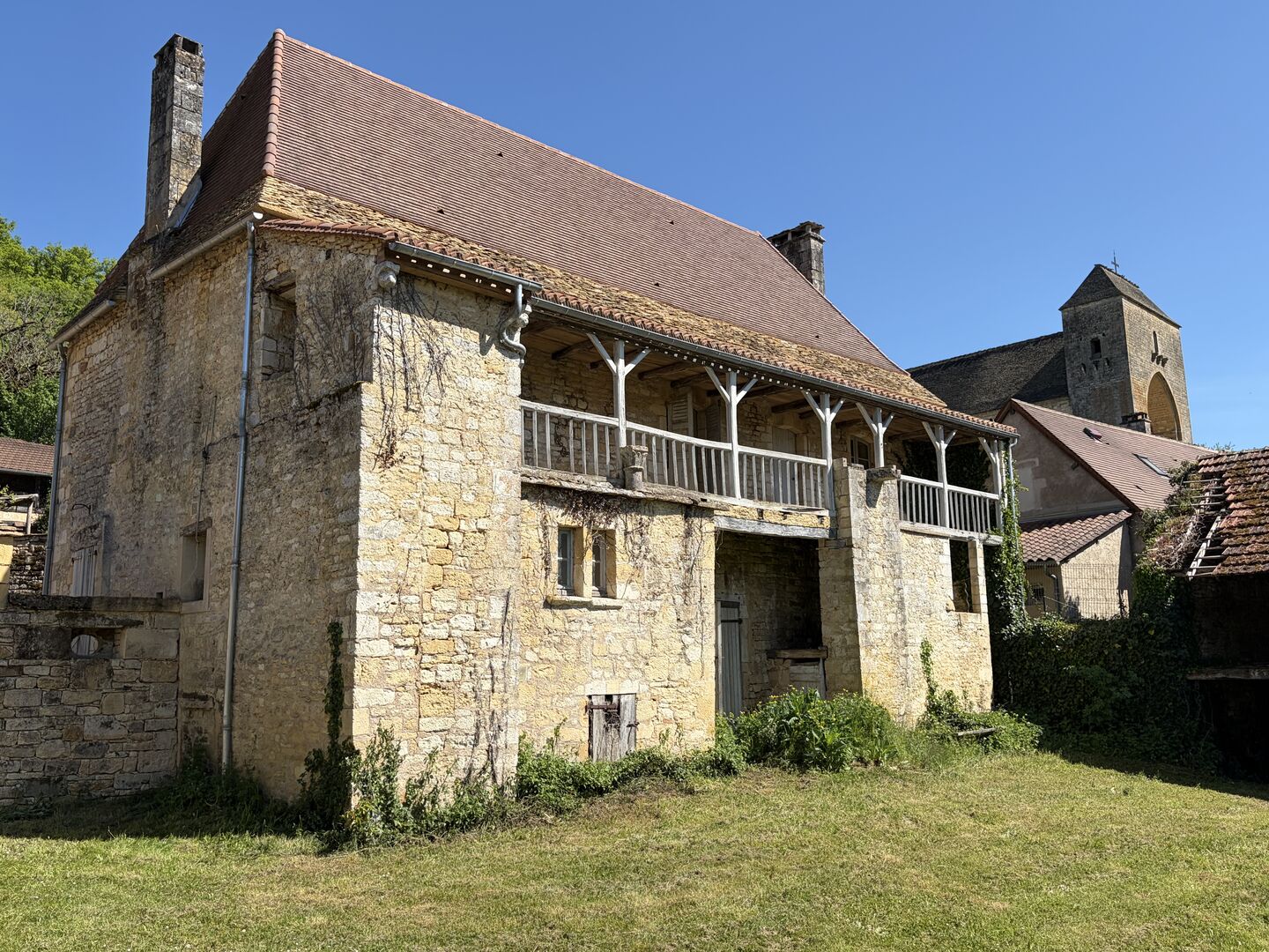 Très beau projet en Périgord Noir dans un village classé. Superbe bâtisse du XVIII ème avec toiture neuve et dépendances. 