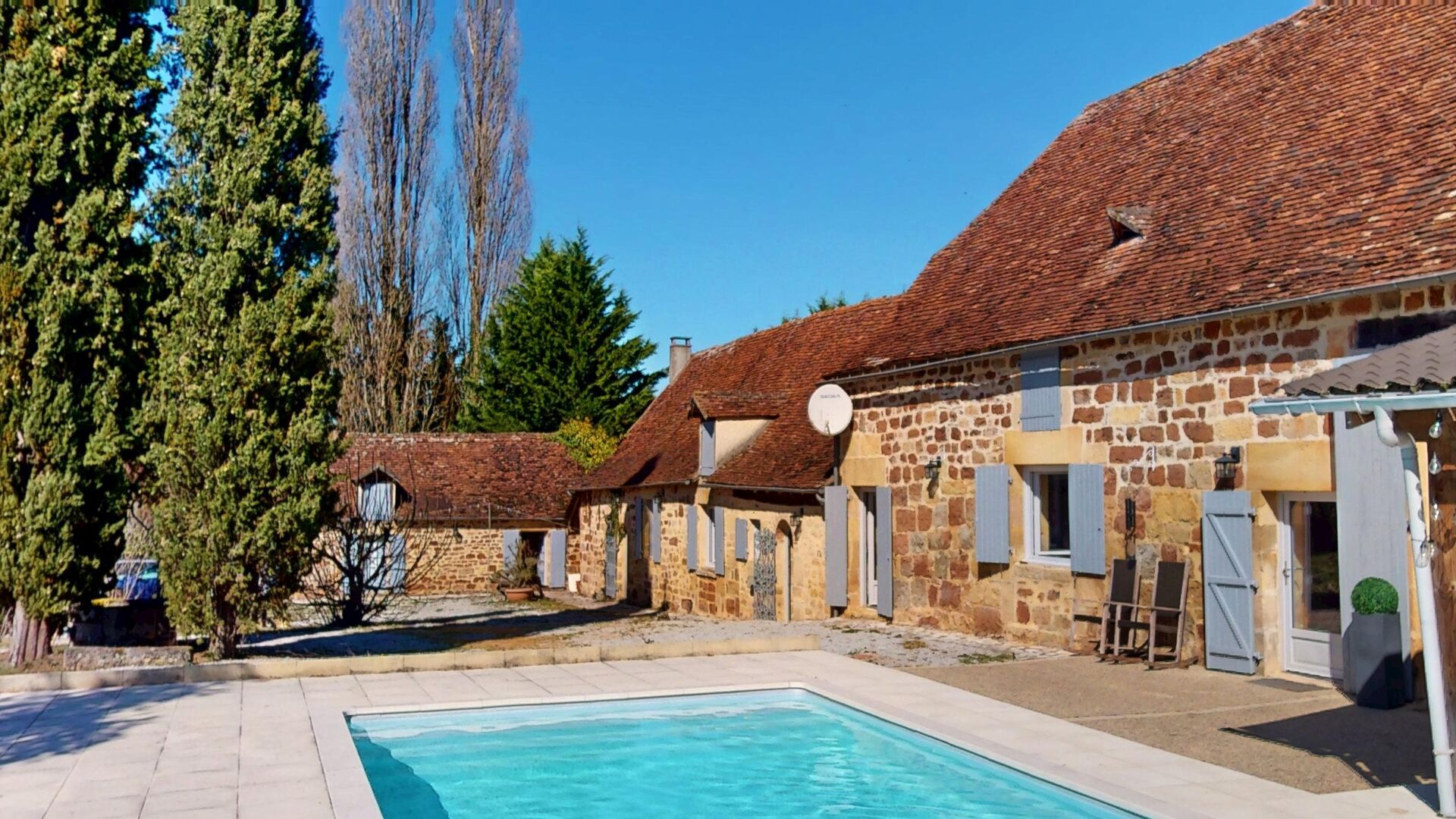 Région de Hautefort, Propriété de caractère, en campagne et sans voisin. Maison d'amis et piscine. 
