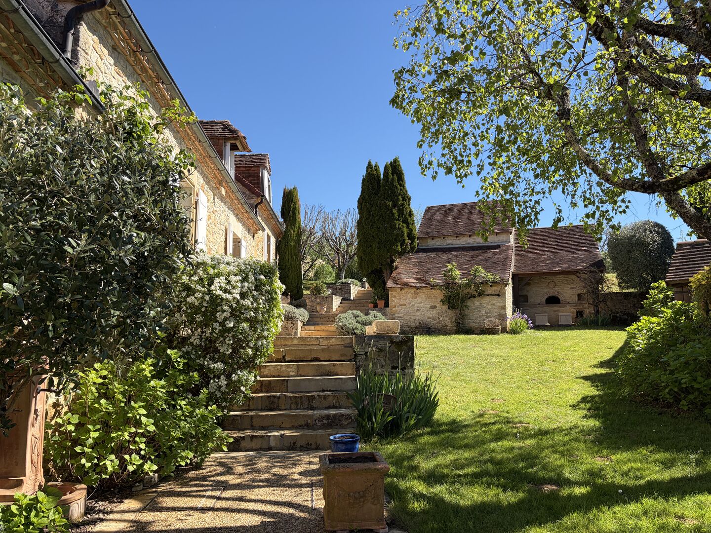 Au coeur du Périgord, dans un hameau authentique à 15 min d'Hautefort, authentique propriété de caractère avec piscine.