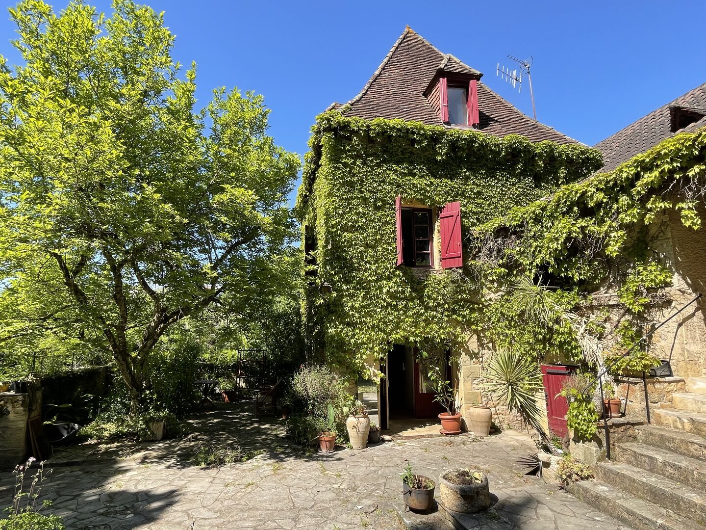 En Périgord Noir, dans SARLAT, maison d'environ 200 m² habitables avec garage, cave, séchoir à tabac et piscine à rénover sur plus d'un hectare de terrain constructible. Ensemble unique.