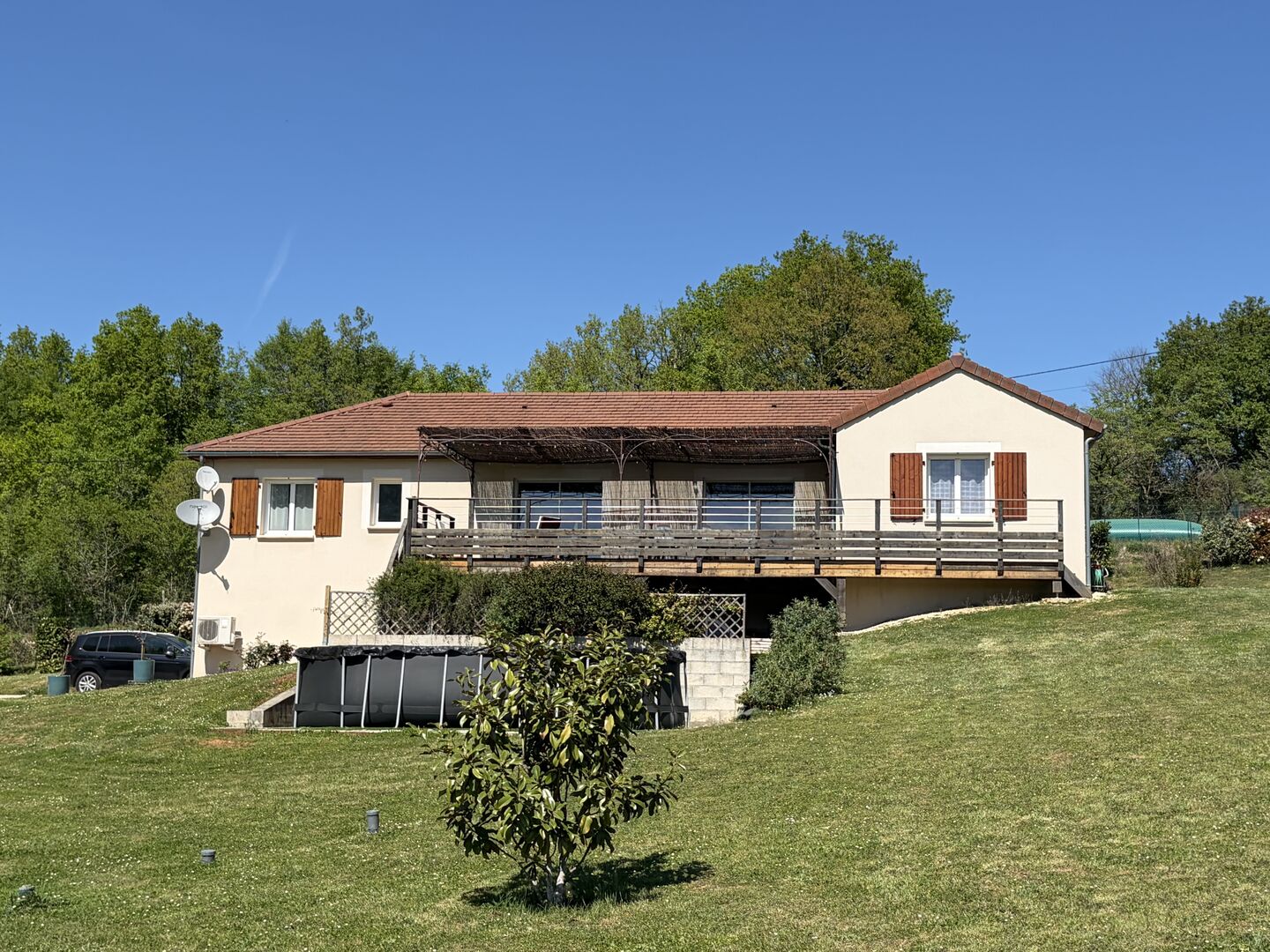 Entre Sarlat et Montignac, maison contemporaine en parfait état, située au calme avec jolie vue sur la campagne.