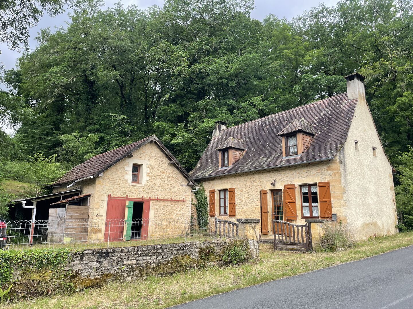 En Périgord Noir, à quelques minutes à pieds d'un charmant village et de la rivière Vézère,  cette maison ancienne, sa grange et son four à pain méritent quelques travaux qui en feront un pied à terre aussi confortable que modeste.
