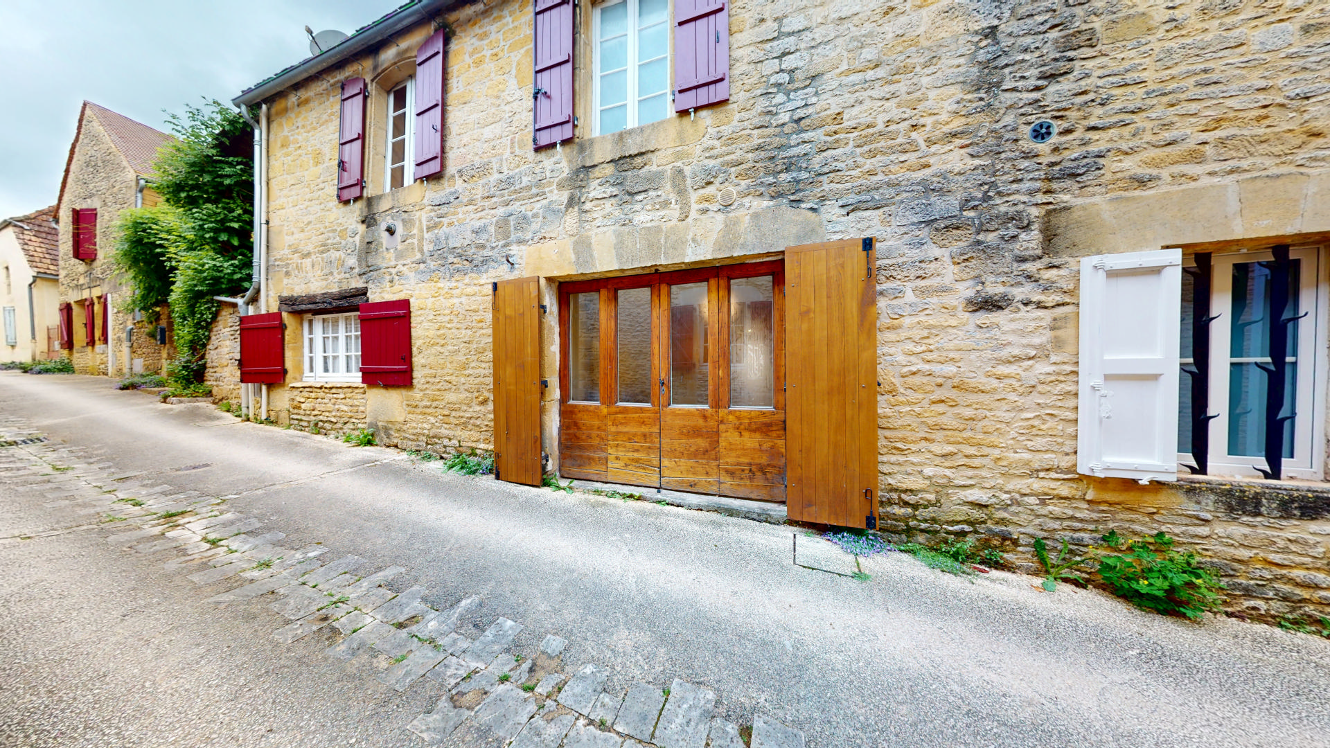 En Périgord Noir, dans un charmant petit village typique, maison en pierre avec jardin et terrasse.
