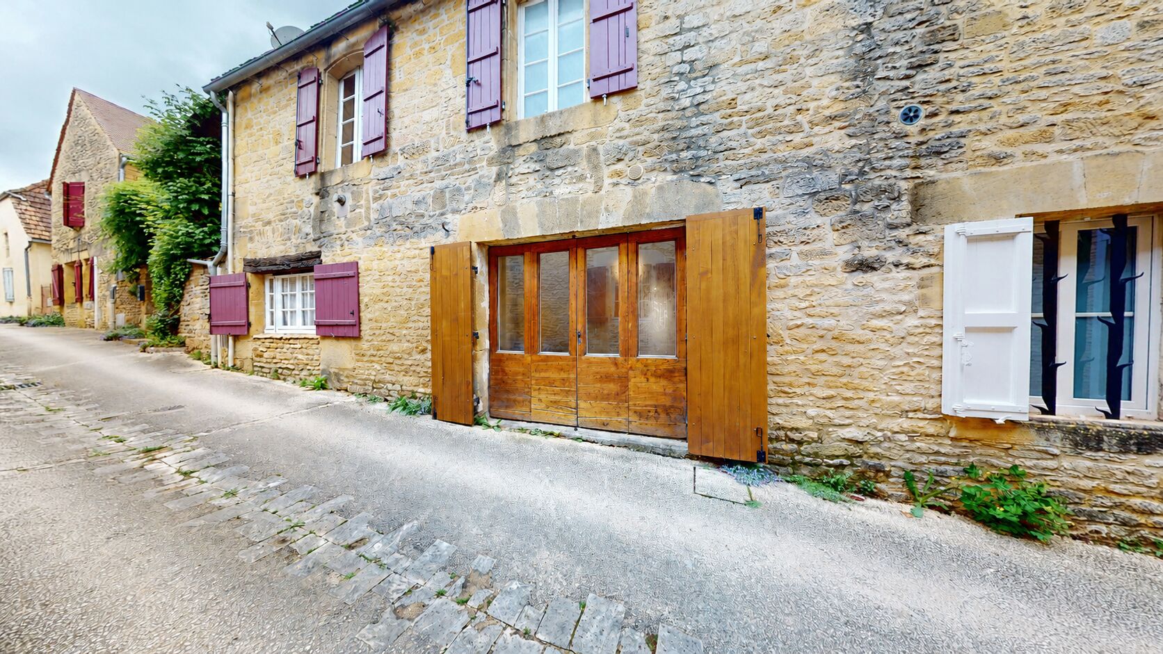 En Périgord Noir, dans un charmant petit village typique, maison en pierre avec jardin et terrasse.