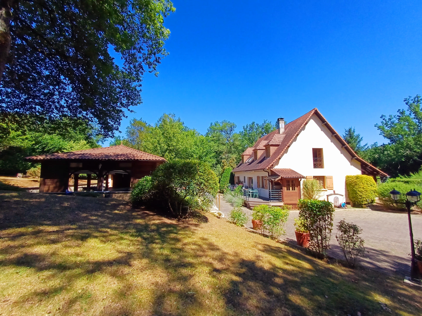 Maison contemporaine 275 m² avec piscine à Terrasson-Lavilledieu sur environ 5000 m² de terrain.