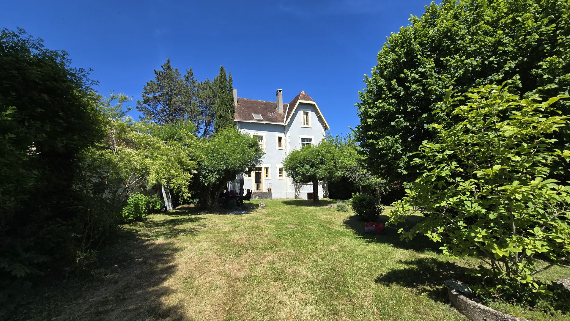 Belle maison de bourg avec vue, proche de tous commerces et services en Périgord Noir.