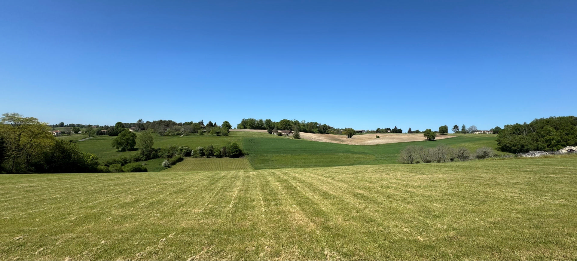 Spacieux terrain de 1 hectares dont environ 2900 m² constructibles à proximité des commodités en Dordogne. Eau et électricité.