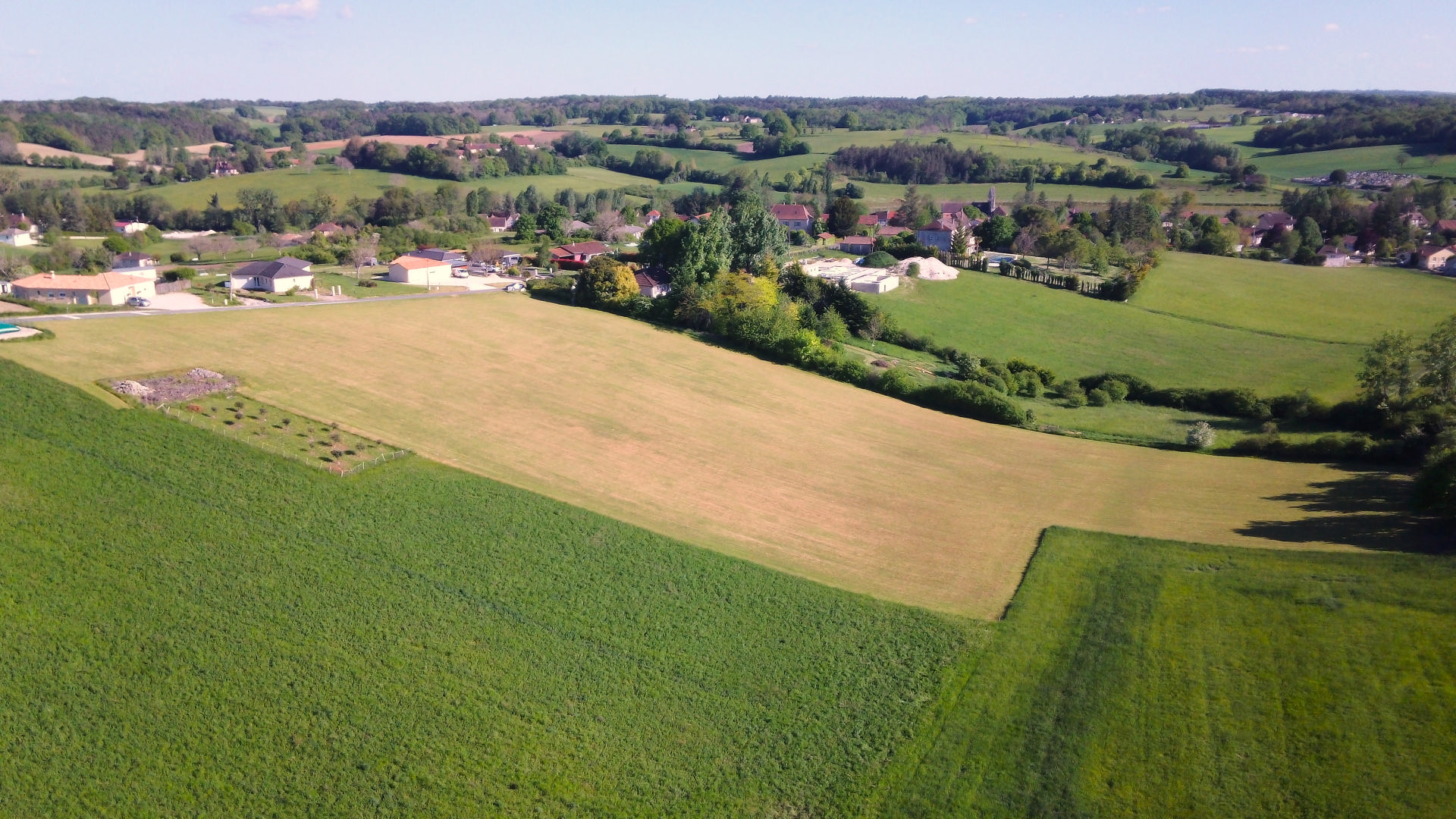 Spacieux terrain de 1,6 hectares dont environ 4800 m² constructibles à proximité des commodités en Dordogne. Eau et électricité.