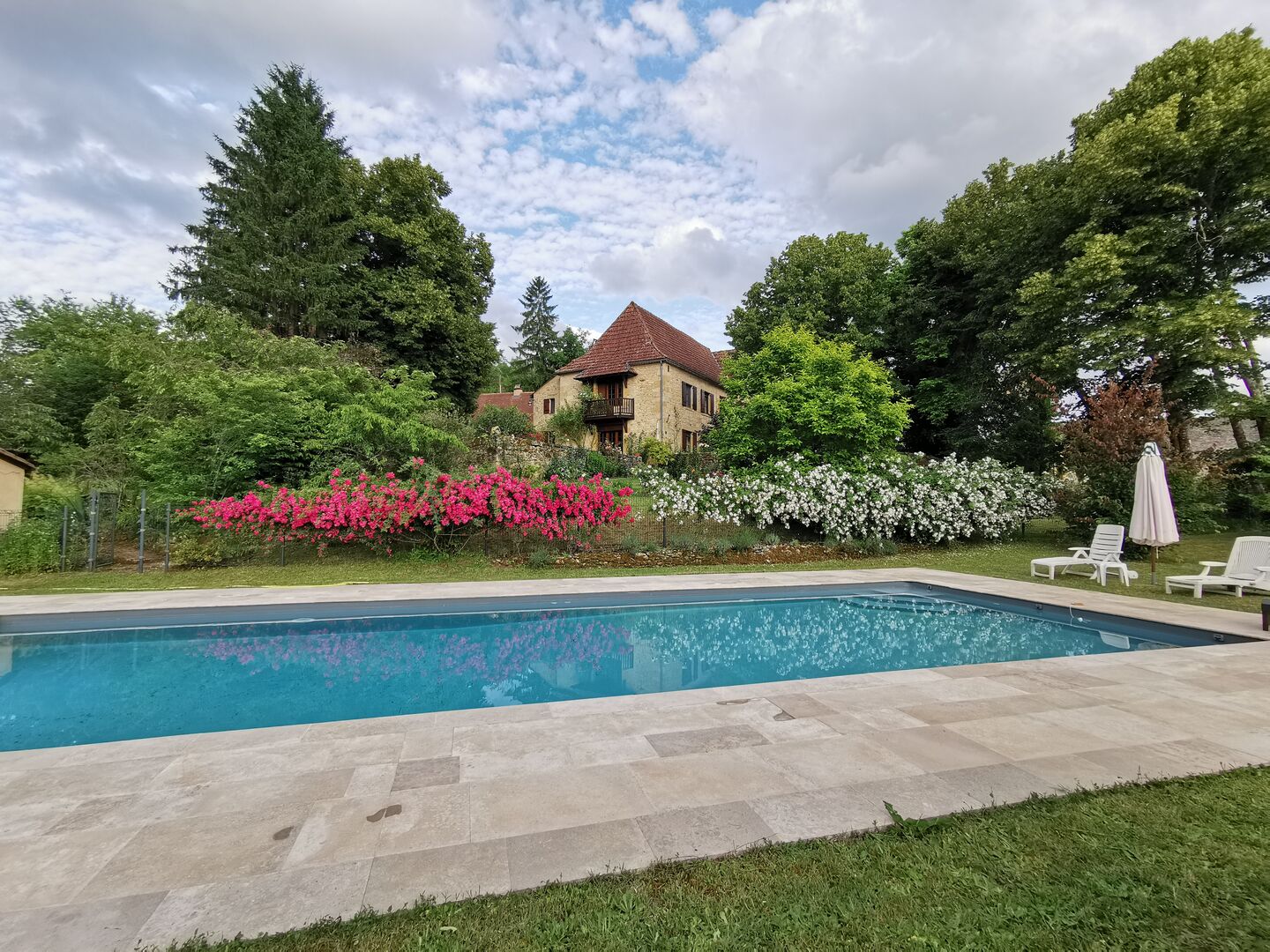 Très belle propriété en Périgord Noir, avec grande maison principale, maison d'amis et piscine. Beau terrain paysagé d'environ 5700 m².