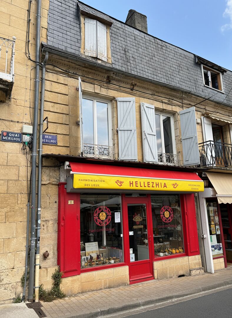 Périgord Noir, en plein centre de Montignac, petit immeuble en pierre de taille avec boutique et appartement indépendant.