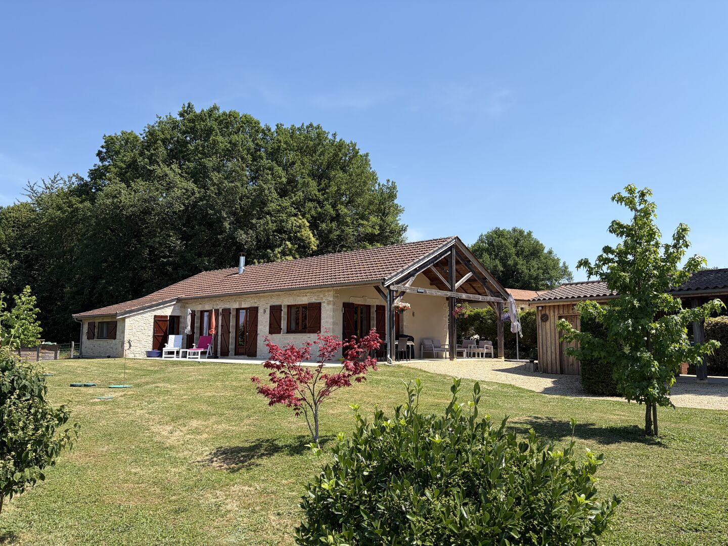 A quelques kilomètres de Montignac, maison de plain-pied, en parfait, état, situé au calme sur les hauteurs.