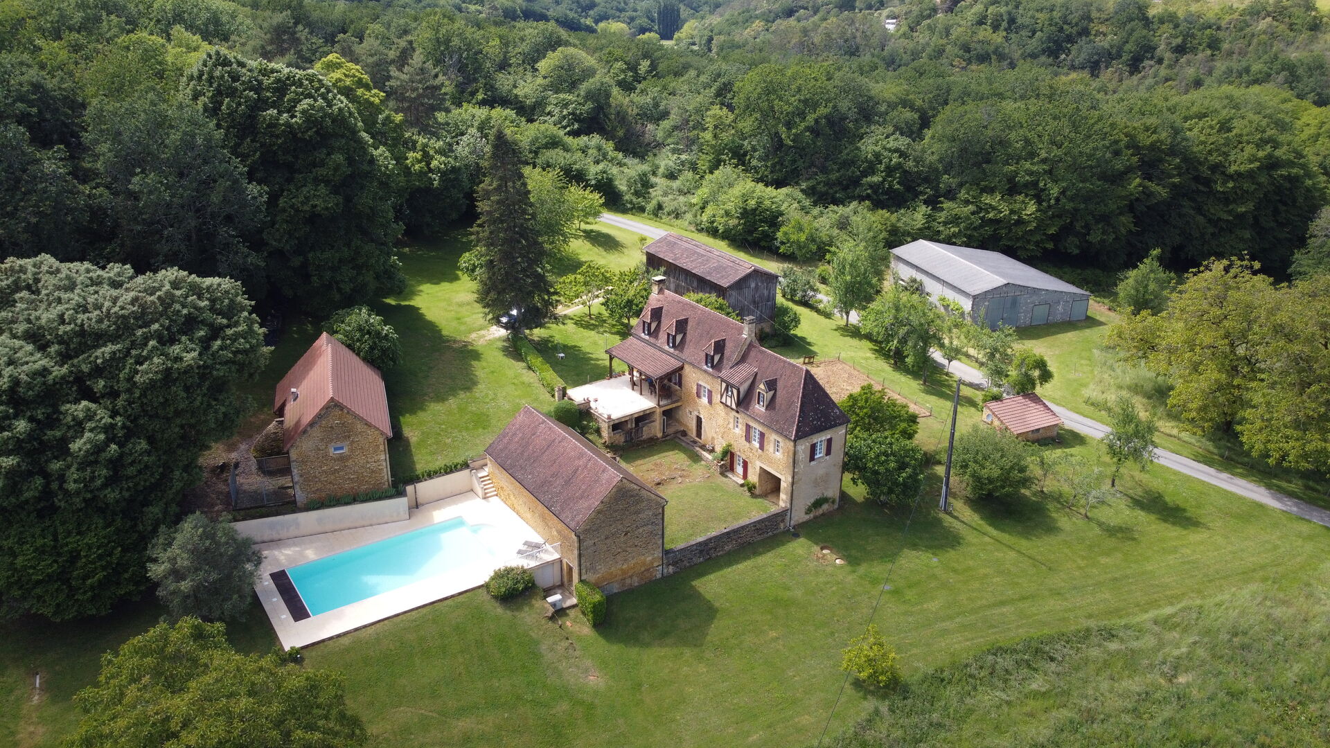 Ancienne ferme périgourdine rénovée sur 15 hectares à 6 kilomètres de Sarlat.