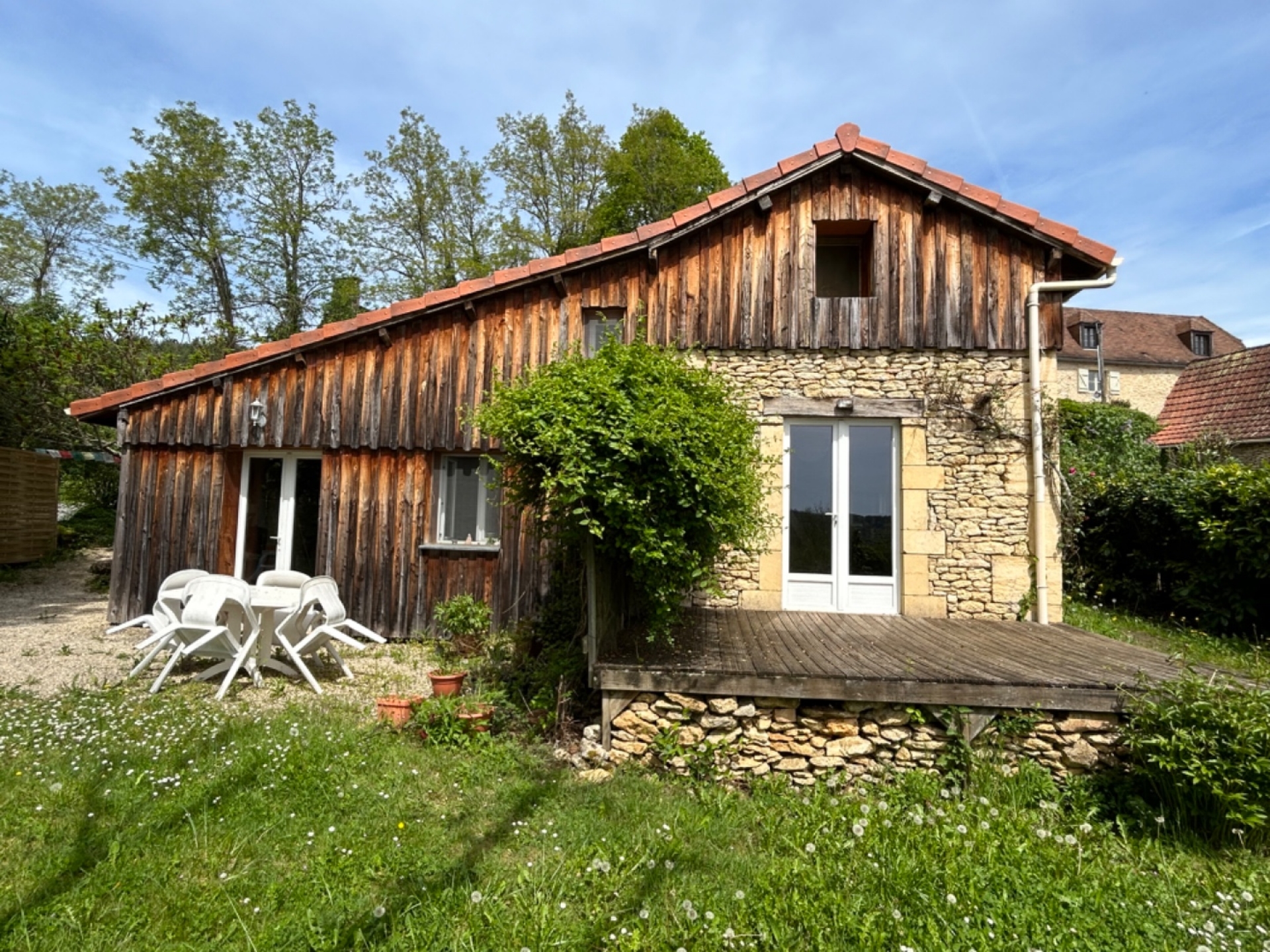 Périgord Noir, maison au coeur d'un hameau, proche commerces et sites touristiques.