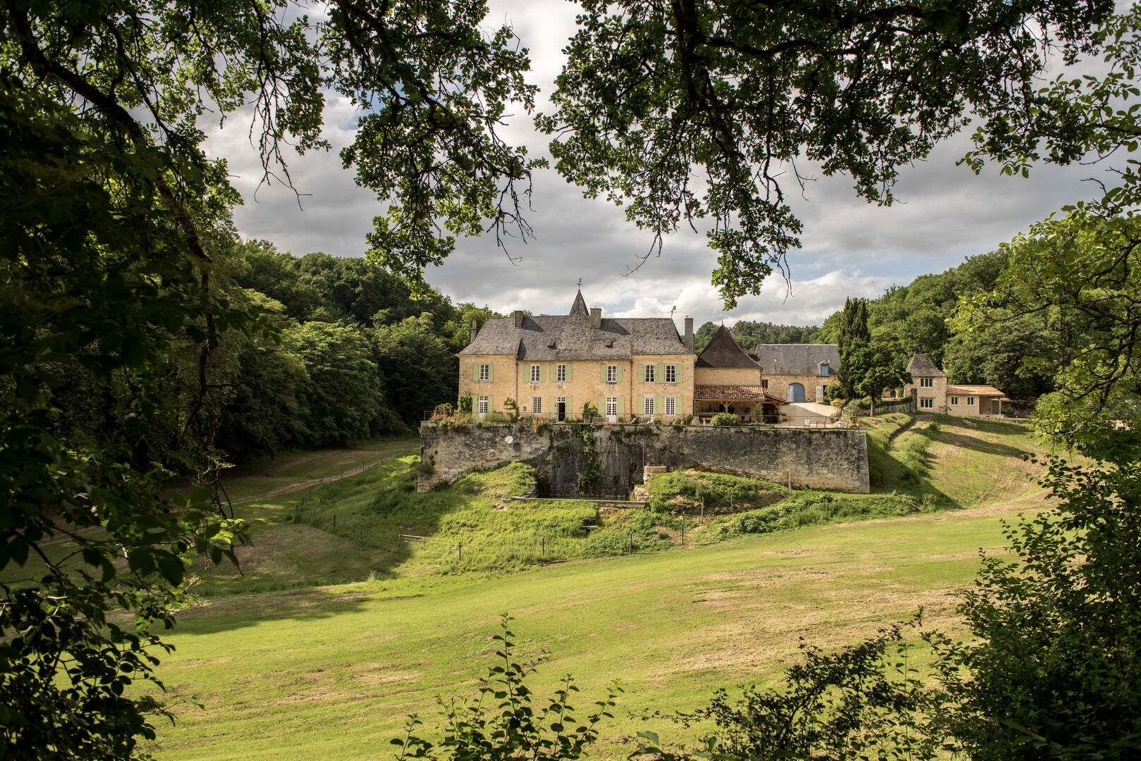 Domaine unique en Périgord Noir sur 67 hectares clos avec château et dépendances.