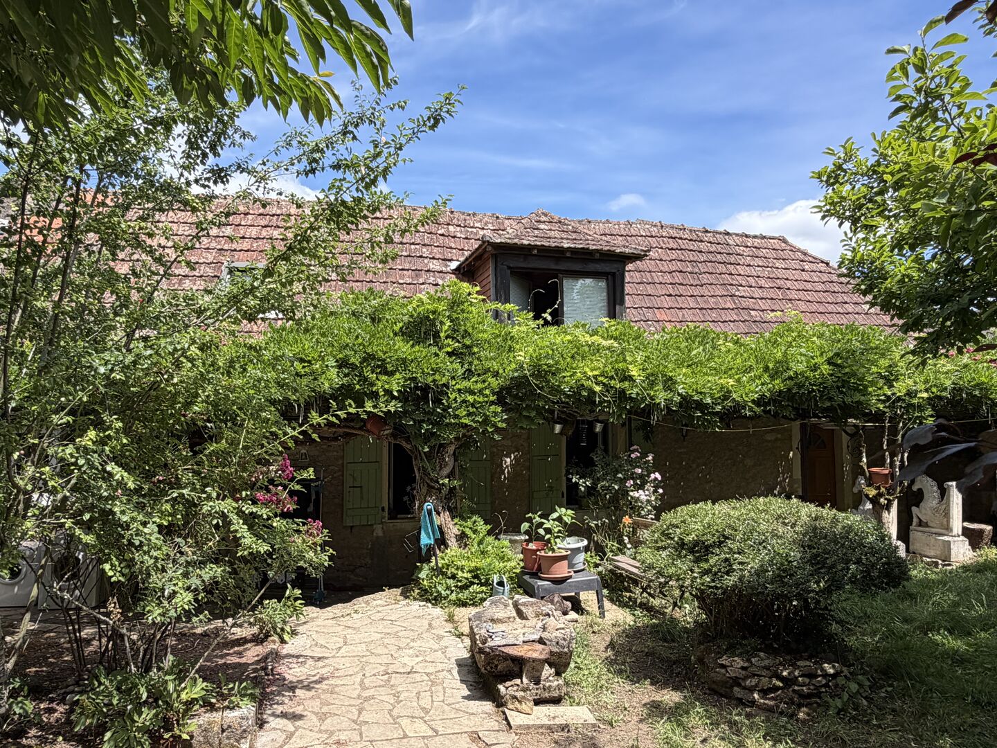Dans MONTIGNAC-LASCAUX,  jolie maison en pierre à rénover avec jardin d'environ 600 m².