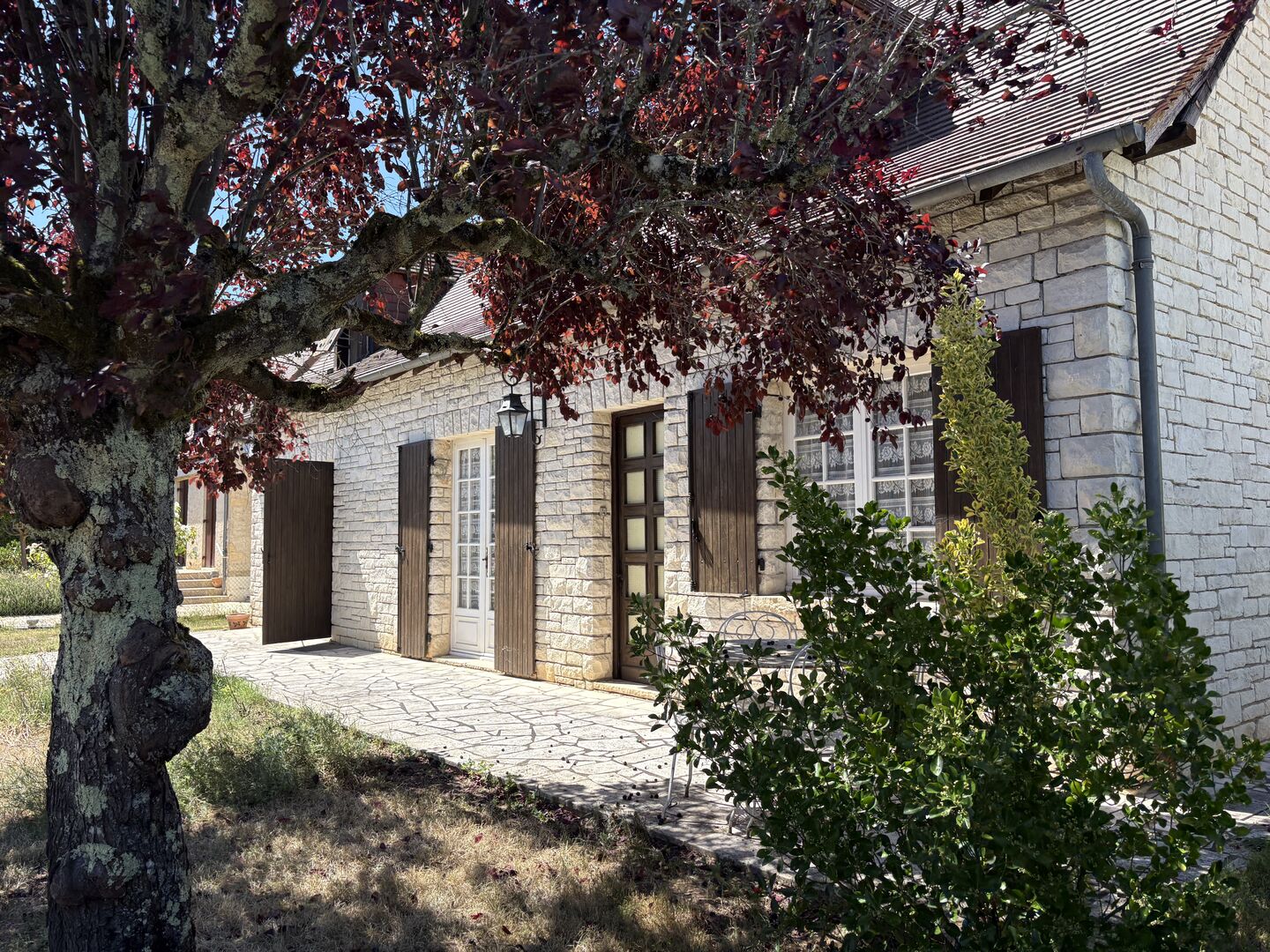 Jolie maison en pierre à Montignac-Lascaux, offrant une chambre de plain-pied, un joli jardin, proche commerces et services.