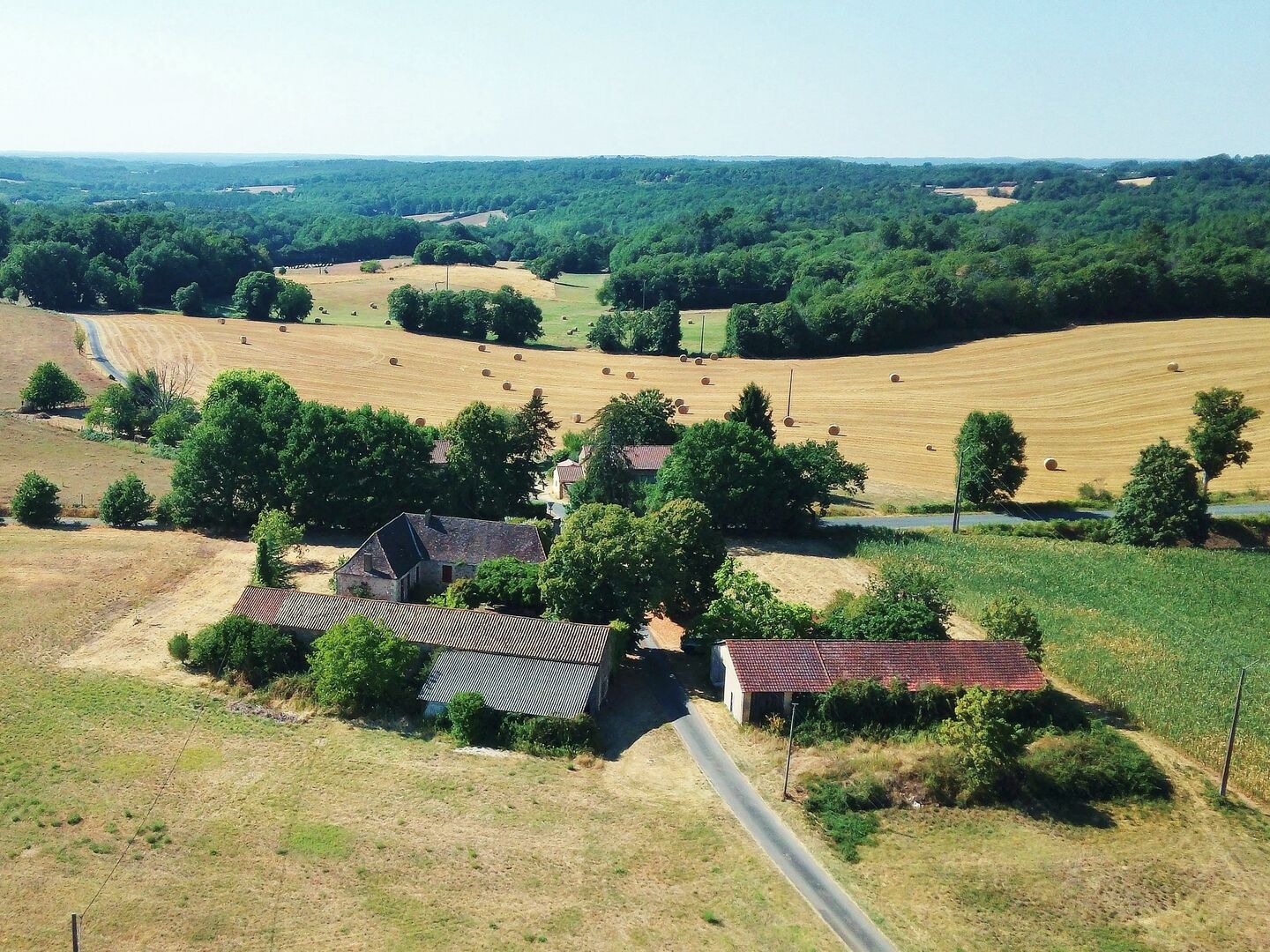 Charmante ancienne ferme située dans un endroit isolé, avec un gîte sur plus de 1,2 hectare et diverses dépendances, dont un magnifique atelier d'artiste
