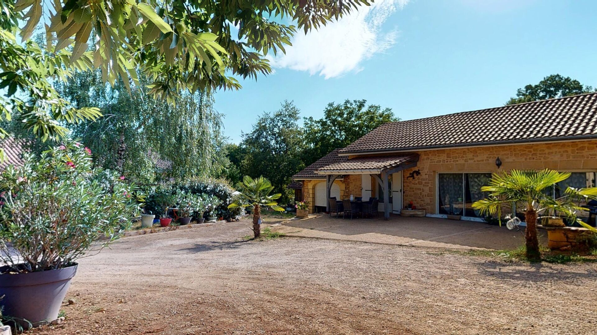 En Périgord Noir à quelques kilomètres de Montignac-Lascaux, maison de plain pied offrant trois chambres et terrain.