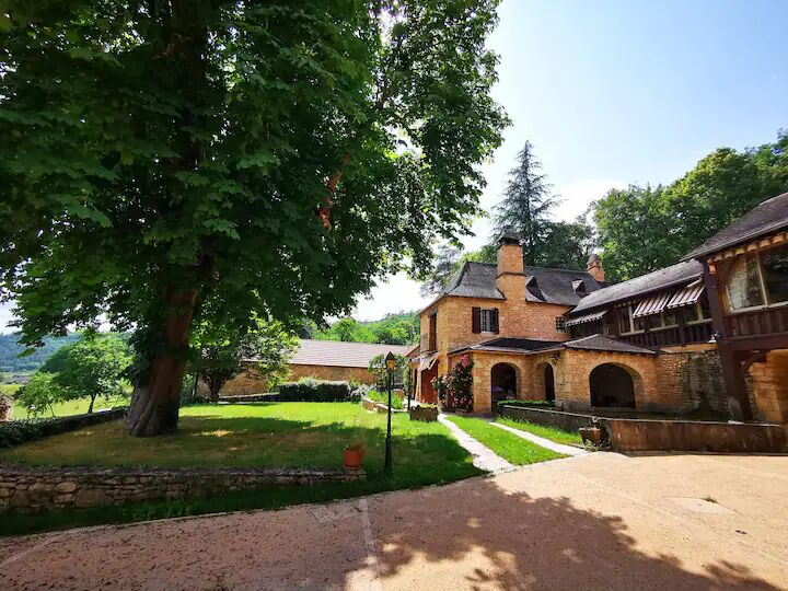 Propriété de charme en Périgord Noir avec gîtes, tennis, bassin et parc arboré sur environ 2 hectares.