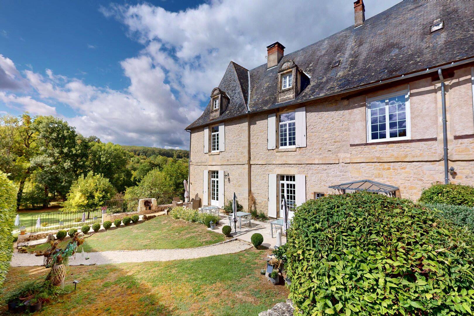 Emplacement rare pour cette superbe demeure du XVII ème siècle rénovée avec 1,8  ha au cœur d’un village du Périgord Noir avec commerces. 