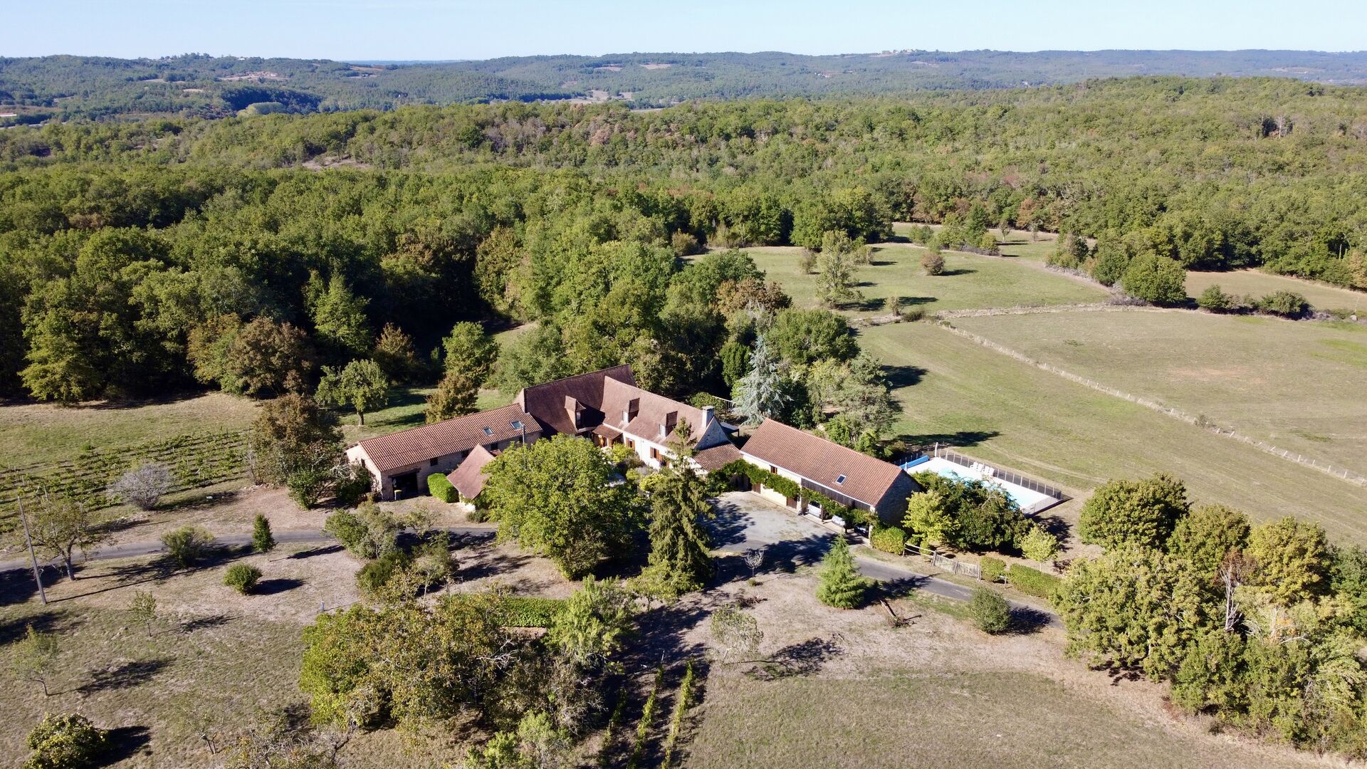 Set in exceptional surroundings, this characterful property comprises a main house with 344 m² of living space, a gîte, outbuildings, a swimming pool and 4 ha of land.