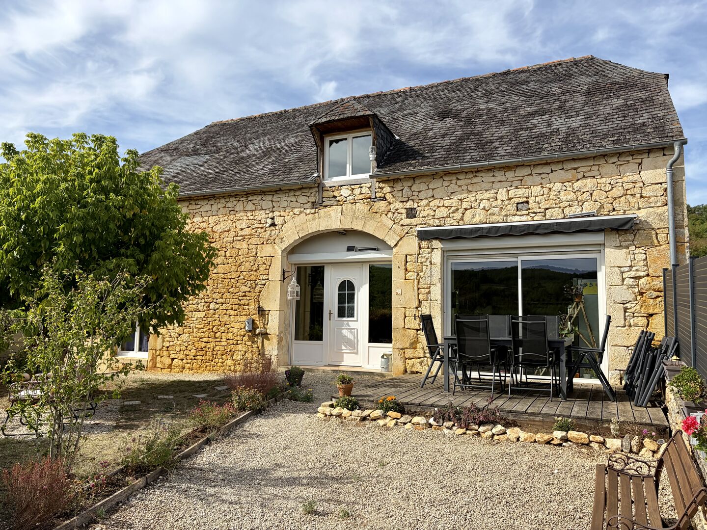 In the Périgord Noir, in the Salignac area, a fully renovated former barn with a holiday cottage and grounds.