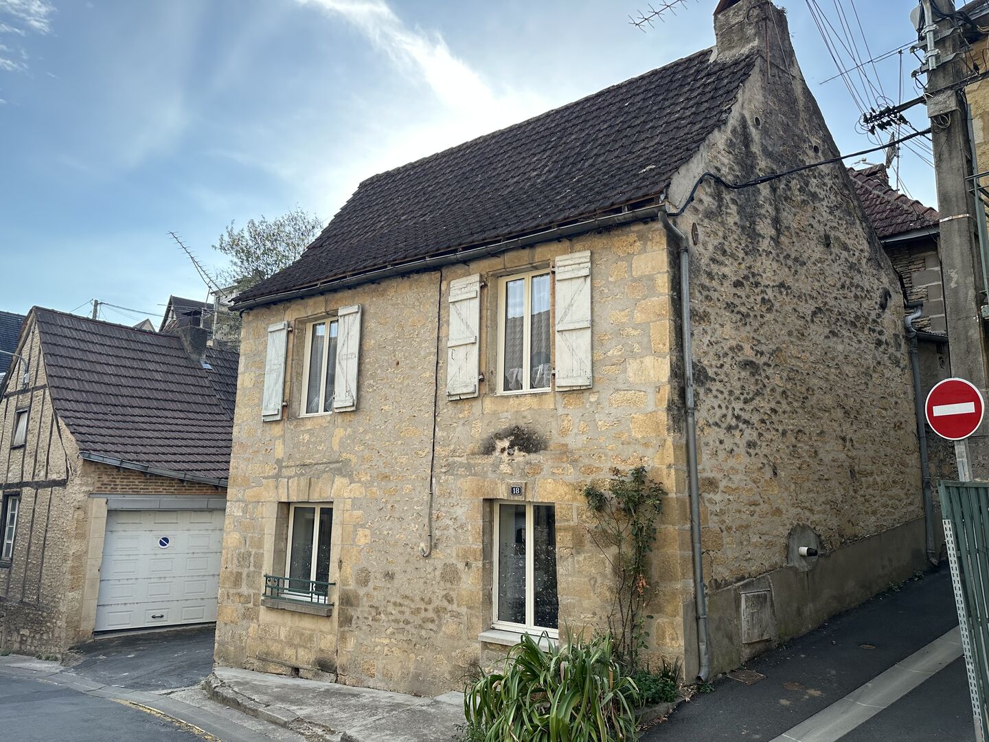 En Périgord Noir, au cœur de Montignac, maison ancienne entièrement rénovée avec petite terrasse couverte. 