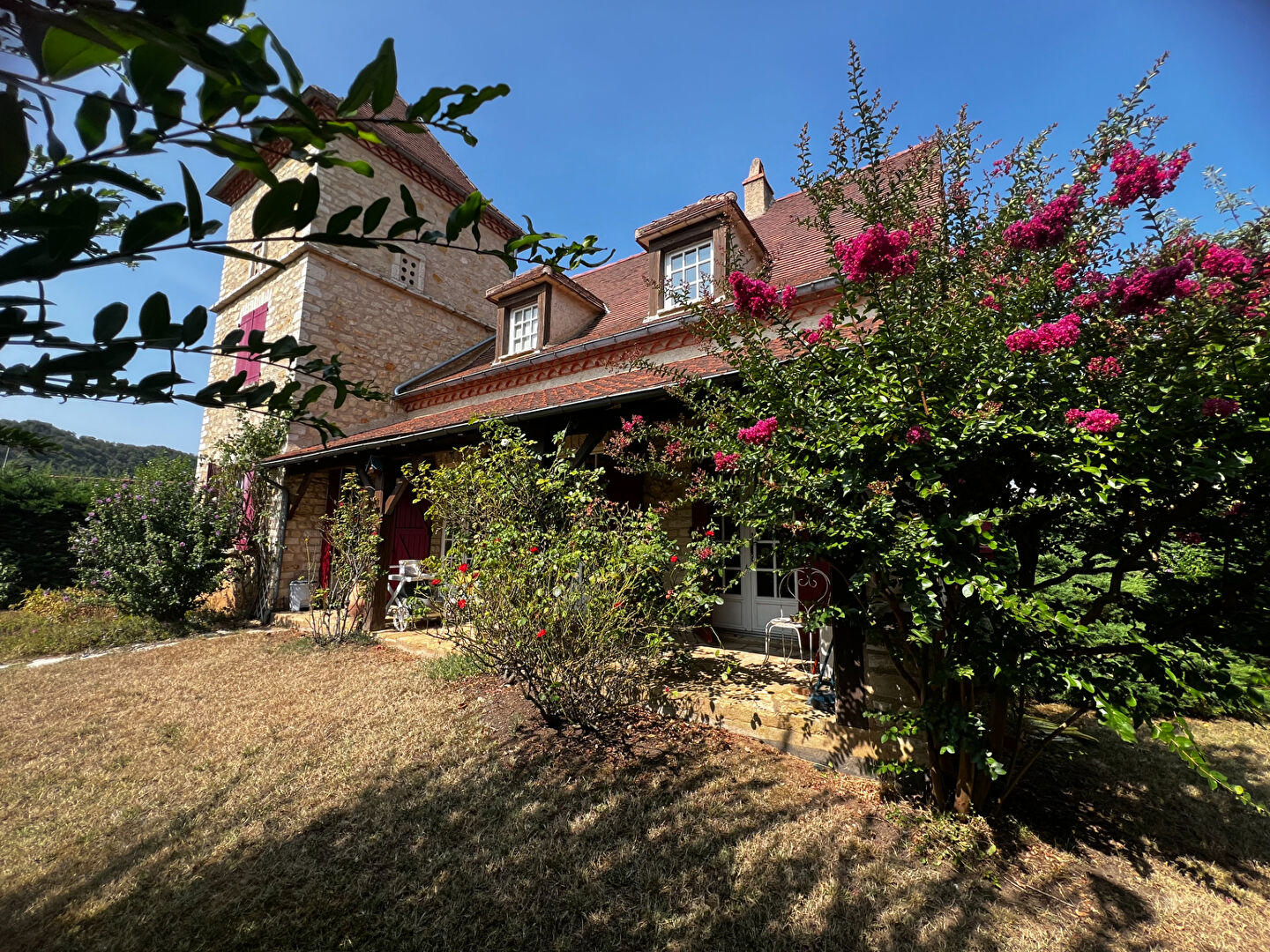 Luzech, maison en pierre- 4 chambres- jardin- garage 