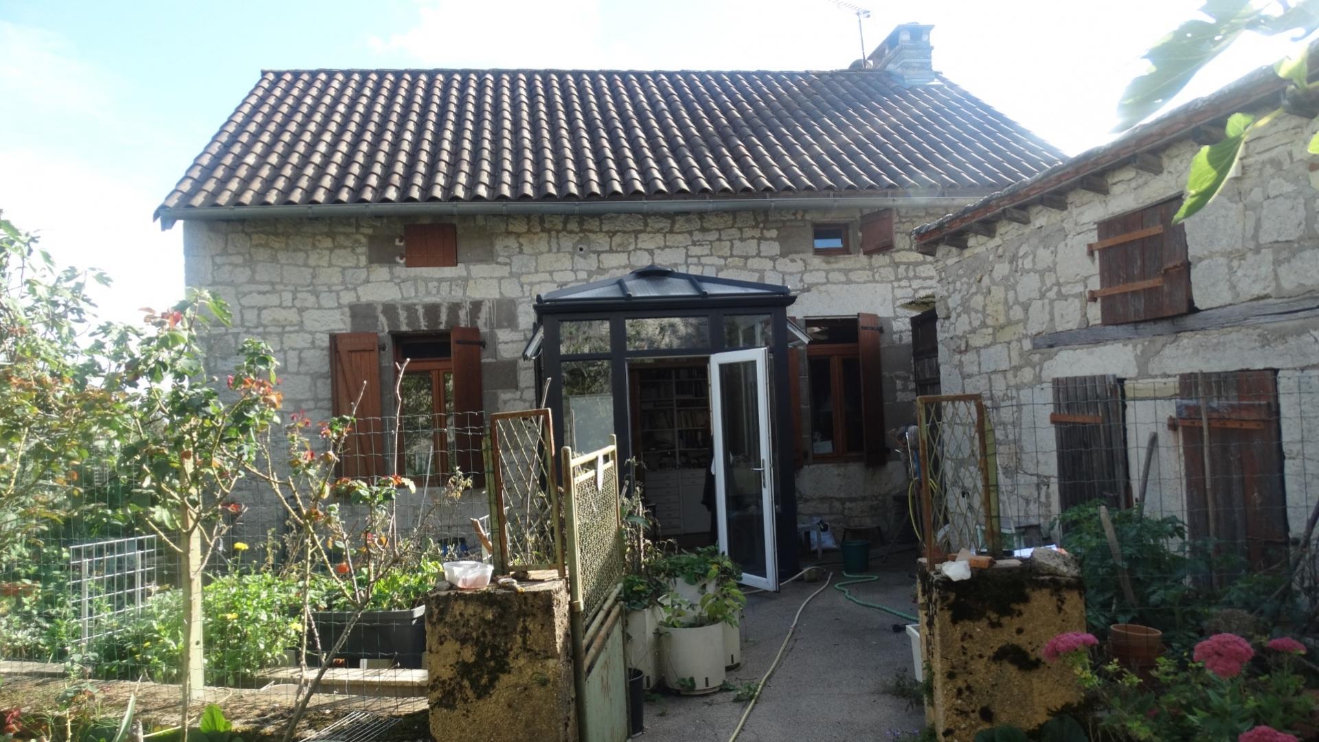   Région Cahors, Charmante Maison en Pierre avec Dépendances, Terrasse, Terrain de Pétanque et 3 Hectares de Terrain