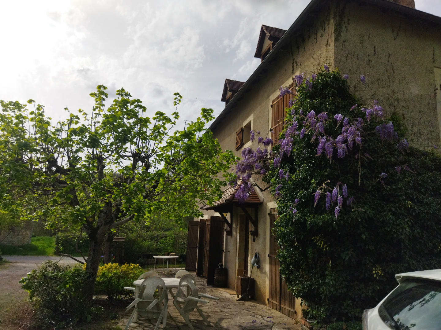 Maison en pierre dans un village 