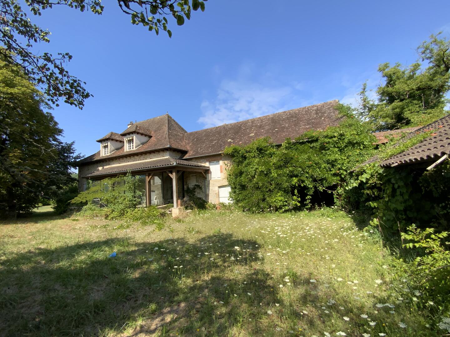 A vendre proche rivière Dordogne, grande maison en pierre, dépendances, terrain 2 hectares, secteur VAYRAC  