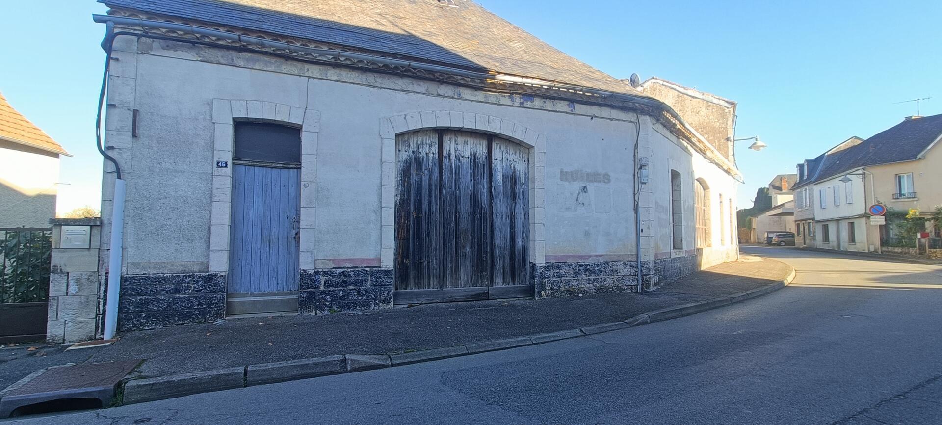 Near Gramat centre, two stone buildings to renovate on 460 m² of land