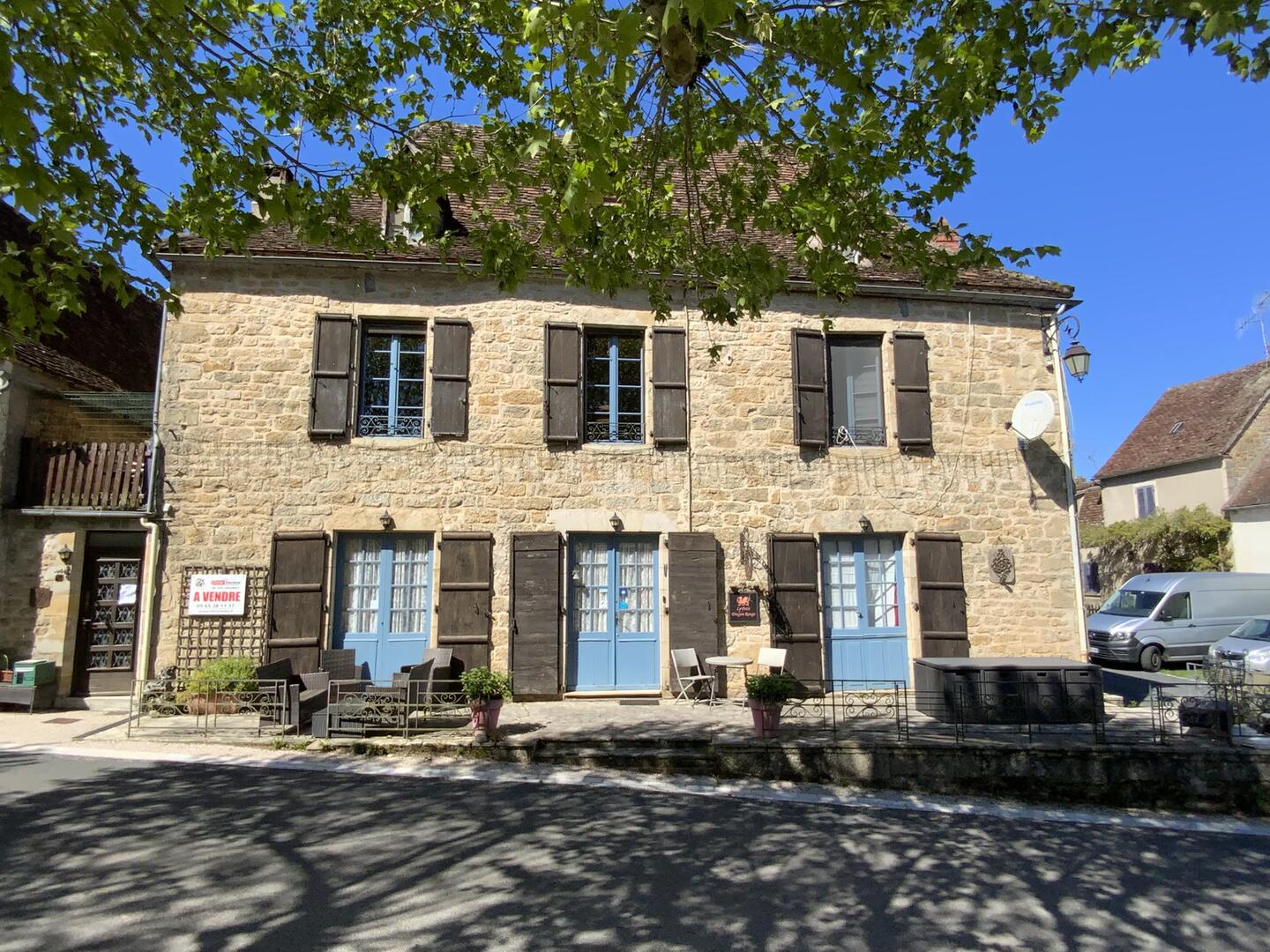 A vendre secteur Gramat, propriété de 325 m² avec logement indépendant, studio, chambres d'hôtes et espace bien-être